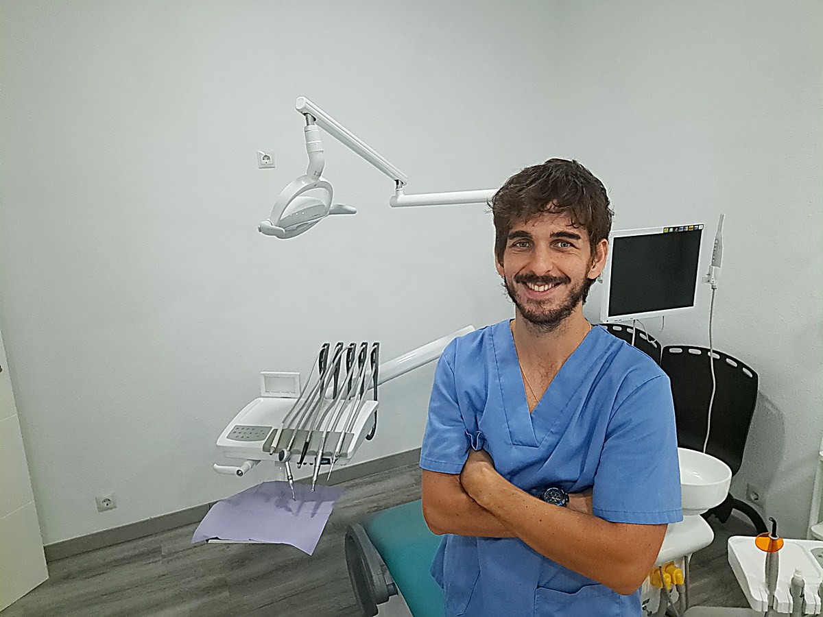 Dr Pedro Mahiques en su clínica dental en Valencia