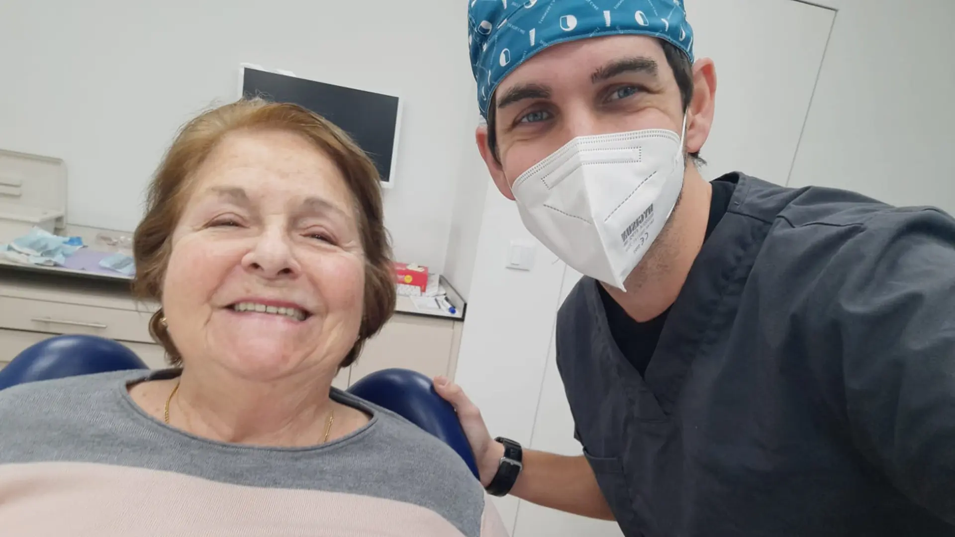Dr Pedro Mahiques con paciente en tratamiento de dientes fijos con implantes en Valencia